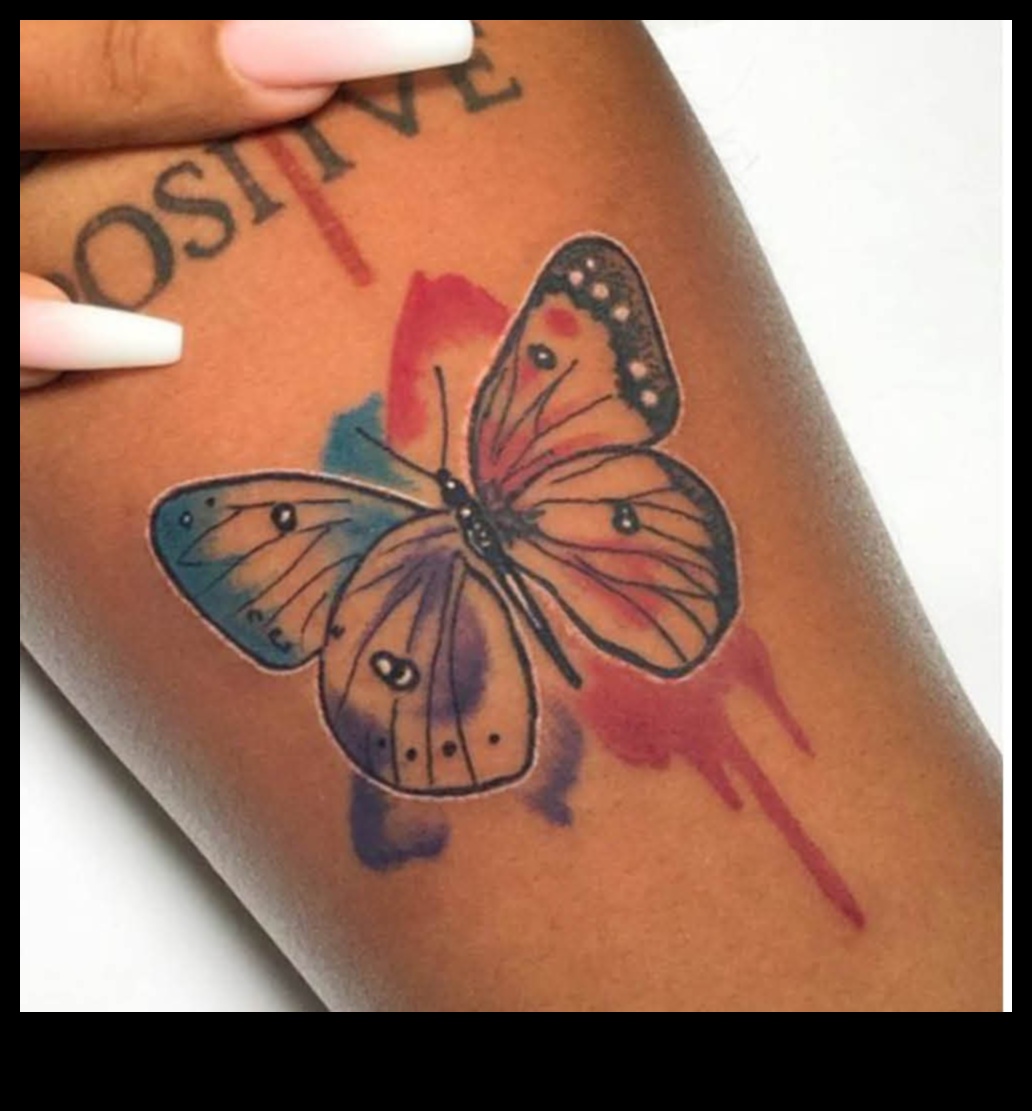 ضربات فرشاة حية وألوان مائية تلتقط جمال اللحظة 4 ضربات فرشاة مفعمة بالحيوية: وشم بالألوان المائية يأسرك بالدقة والأناقة