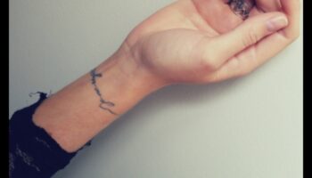 حكايات صغيرة: وشم المعصم يروي قصصًا شخصية